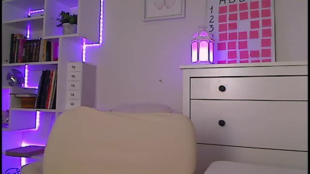 Gallery image thumbnail from Amiri's myfreecams stream on, 02/12/2023, 05:25 image 17 of 20