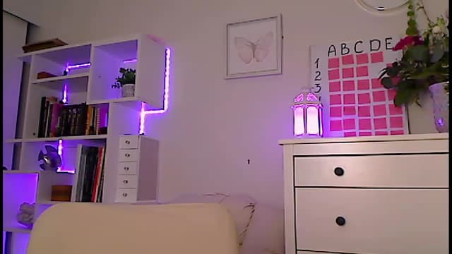 Gallery image thumbnail from Amiri's myfreecams stream on, 04/06/2023, 03:33 image 8 of 20