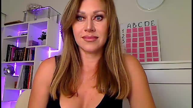 Gallery image thumbnail from Amiri's myfreecams stream on, 10/08/2023, 03:49 image 6 of 20