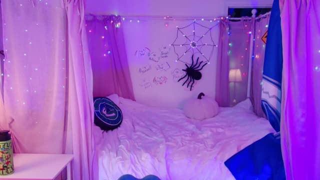 Gallery image thumbnail from April's myfreecams stream on, 10/18/2024, 06:04 image 2 of 20