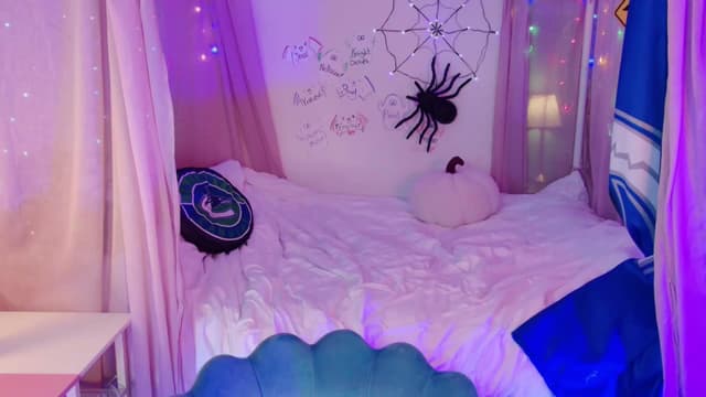 Gallery image thumbnail from April's myfreecams stream on, 10/18/2024, 06:04 image 5 of 20