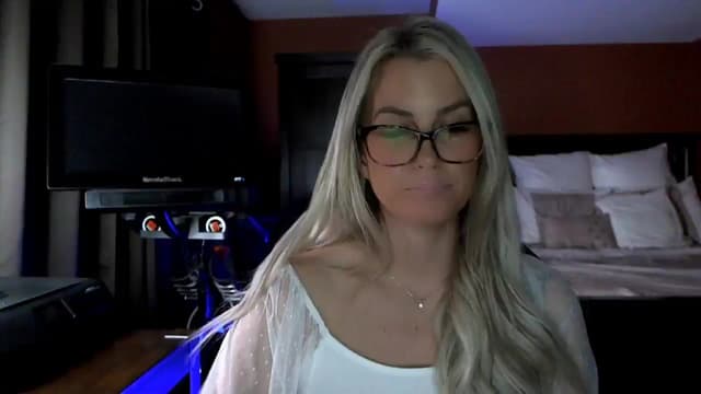 Gallery image thumbnail from Cora9's myfreecams stream on, 02/12/2026, 04:55 image 17 of 20