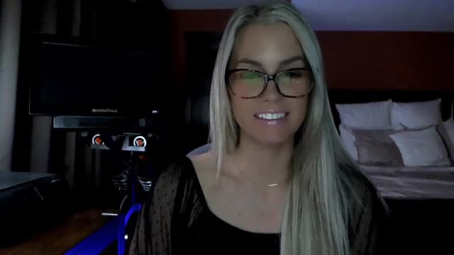 Gallery image thumbnail from Cora9's myfreecams stream on, 03/03/2026, 06:09 image 16 of 20