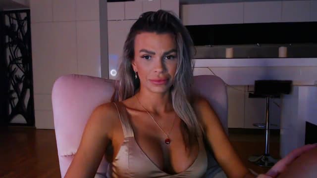 Gallery image thumbnail from D_y_y's myfreecams stream on, 04/10/2024, 18:36 image 16 of 20