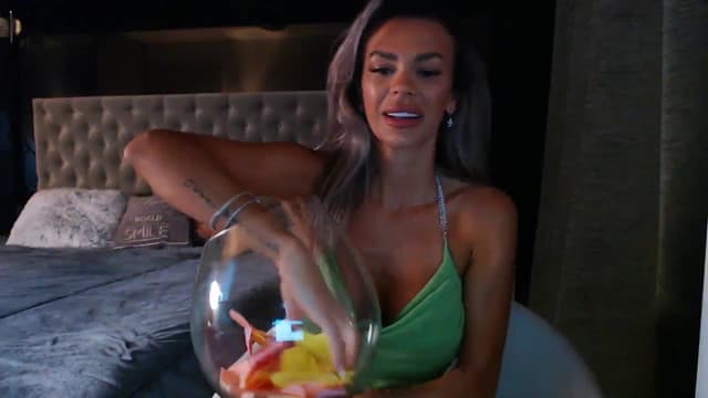 Gallery image thumbnail from D_y_y's myfreecams stream on, 06/19/2024, 04:14 image 14 of 20