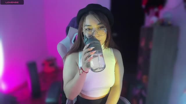 Gallery image thumbnail from Emoon's myfreecams stream on, 09/17/2023, 20:20 image 4 of 20