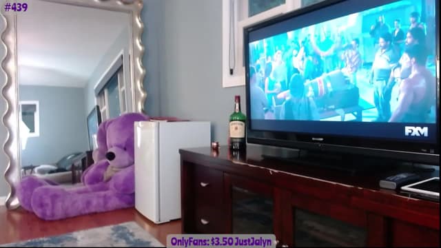 Gallery image thumbnail from Jalyn's myfreecams stream on, 10/03/2023, 23:45 image 18 of 20