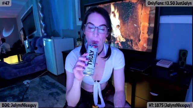 Gallery image thumbnail from Jalyn's myfreecams stream on, 04/05/2025, 02:17 image 5 of 20