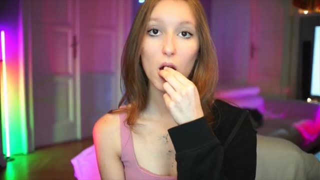 Gallery image thumbnail from Kira9's myfreecams stream on, 10/05/2025, 17:30 image 12 of 20