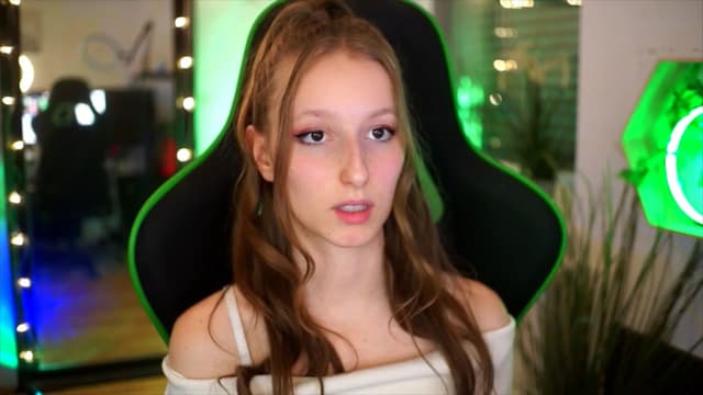 Gallery image thumbnail from Kira9's myfreecams stream on, 11/20/2025, 21:49 image 14 of 20