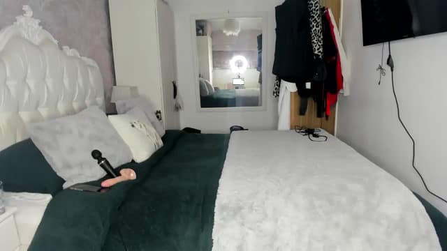 Gallery image thumbnail from Klo35's myfreecams stream on, 01/26/2024, 10:40 image 14 of 20