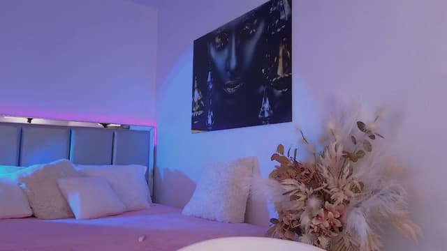 Gallery image thumbnail from LexiQ's myfreecams stream on, 05/29/2025, 08:43 image 18 of 20