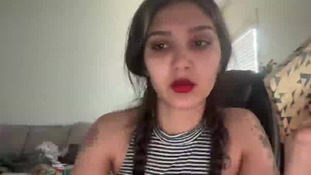 Gallery image thumbnail from MamaV's myfreecams stream on, 04/26/2025, 17:00 image 3 of 20