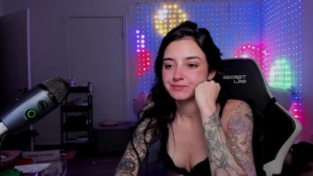Gallery image thumbnail from Melon's myfreecams stream on, 03/31/2025, 03:44 image 1 of 20