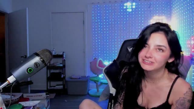 Gallery image thumbnail from Melon's myfreecams stream on, 03/31/2025, 03:44 image 6 of 20