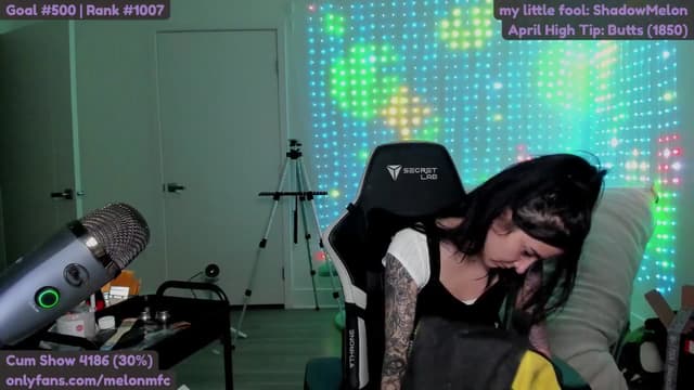 Gallery image thumbnail from Melon's myfreecams stream on, 04/27/2025, 02:18 image 3 of 20