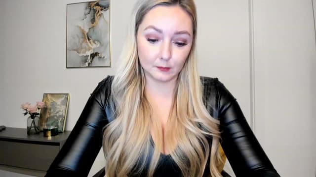 Gallery image thumbnail from Mi_Ha's myfreecams stream on, 11/22/2022, 17:29 image 9 of 20