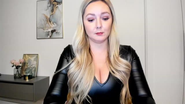 Gallery image thumbnail from Mi_Ha's myfreecams stream on, 11/22/2022, 17:29 image 14 of 20