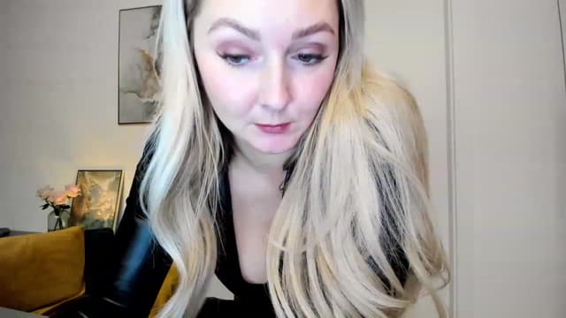 Gallery image thumbnail from Mi_Ha's myfreecams stream on, 11/22/2022, 23:40 image 12 of 20