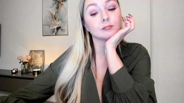 Gallery image thumbnail from Mi_Ha's myfreecams stream on, 11/23/2022, 22:40 image 12 of 20