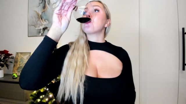 Gallery image thumbnail from Mi_Ha's myfreecams stream on, 12/05/2022, 23:15 image 10 of 20