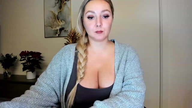 Gallery image thumbnail from Mi_Ha's myfreecams stream on, 12/12/2022, 22:53 image 6 of 20