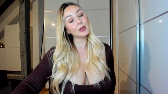 Gallery image thumbnail from Mi_Ha's myfreecams stream on, 09/15/2025, 20:23 image 5 of 20
