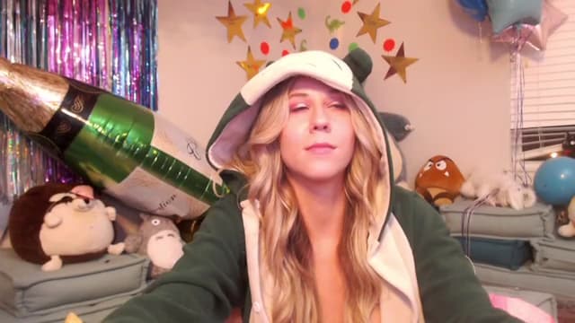 Gallery image thumbnail from Mochi's myfreecams stream on, 07/01/2023, 09:38 image 15 of 20