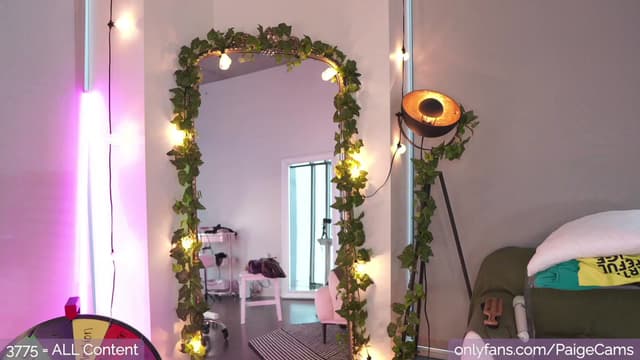 Gallery image thumbnail from Paige's myfreecams stream on, 01/31/2023, 24:05 image 17 of 20