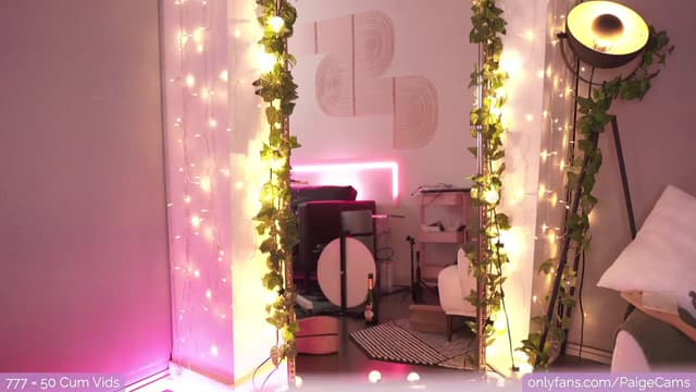 Gallery image thumbnail from Paige's myfreecams stream on, 04/15/2023, 05:35 image 18 of 20