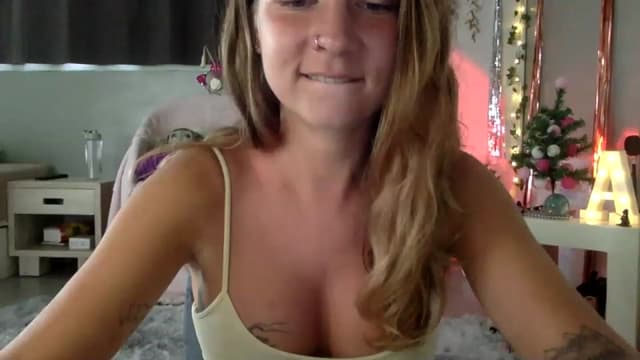 Gallery image thumbnail from Qi_ra's myfreecams stream on, 12/22/2022, 01:45 image 17 of 20