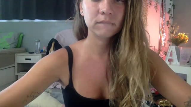 Gallery image thumbnail from Qi_ra's myfreecams stream on, 03/23/2023, 03:02 image 18 of 20