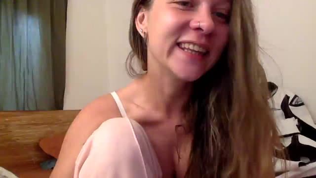 Gallery image thumbnail from Qi_ra's myfreecams stream on, 05/27/2024, 02:00 image 5 of 20