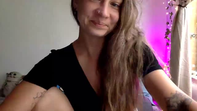 Gallery image thumbnail from Qi_ra's myfreecams stream on, 03/31/2025, 01:00 image 12 of 20