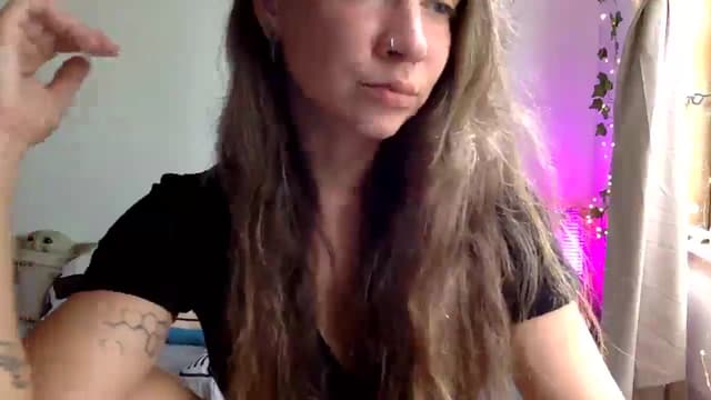Gallery image thumbnail from Qi_ra's myfreecams stream on, 03/31/2025, 01:00 image 18 of 20