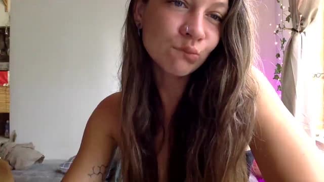 Gallery image thumbnail from Qi_ra's myfreecams stream on, 04/07/2025, 24:04 image 10 of 20