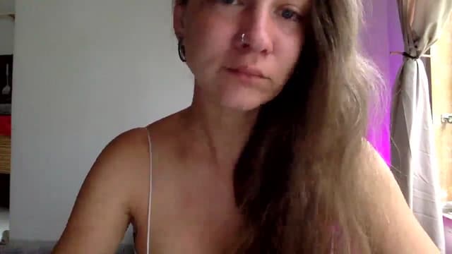 Gallery image thumbnail from Qi_ra's myfreecams stream on, 04/14/2025, 24:21 image 3 of 20