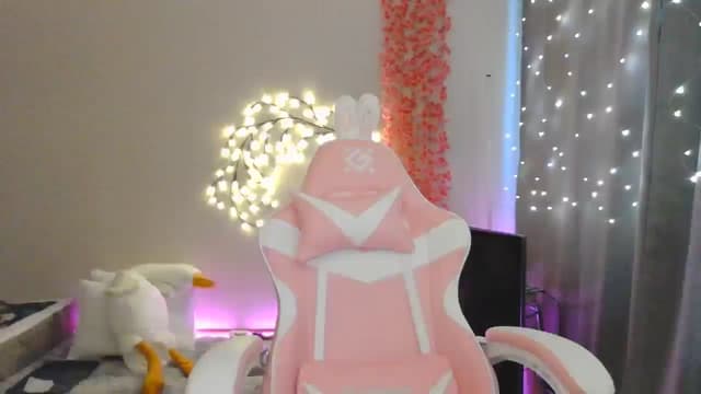 Gallery image thumbnail from Qi_ra's myfreecams stream on, 05/25/2025, 08:15 image 3 of 20