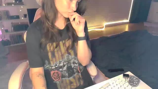 Gallery image thumbnail from Qi_ra's myfreecams stream on, 10/16/2025, 18:16 image 7 of 20