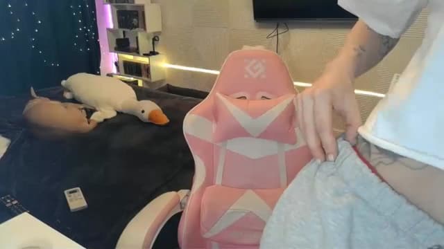 Gallery image thumbnail from Qi_ra's myfreecams stream on, 02/16/2026, 19:27 image 16 of 20