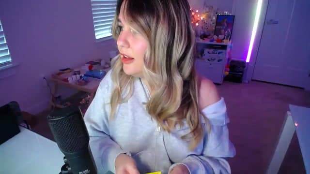 Gallery image thumbnail from Scout's myfreecams stream on, 03/27/2025, 24:03 image 8 of 20