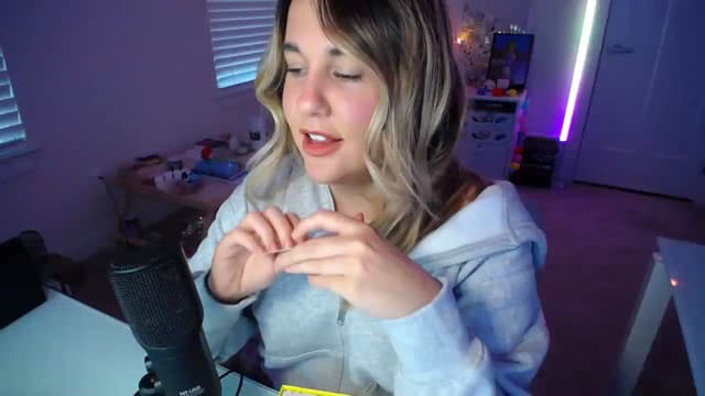 Gallery image thumbnail from Scout's myfreecams stream on, 03/27/2025, 24:03 image 18 of 20