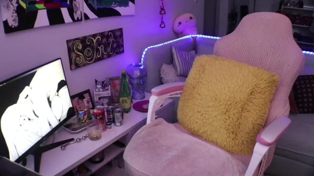 Gallery image thumbnail from Seynt's myfreecams stream on, 06/18/2024, 24:57 image 13 of 20