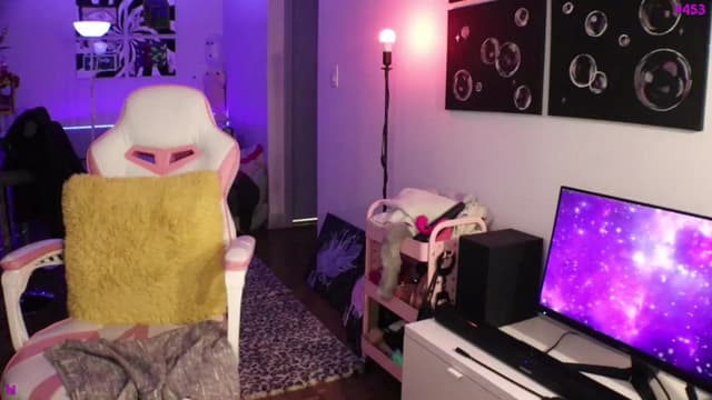 Gallery image thumbnail from Seynt's myfreecams stream on, 11/16/2024, 07:29 image 9 of 20