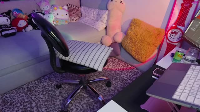Gallery image thumbnail from Seynt's myfreecams stream on, 04/10/2025, 04:04 image 17 of 20