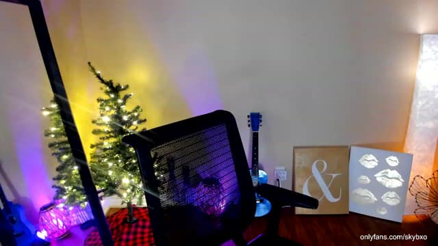 Gallery image thumbnail from SkyB_'s myfreecams stream on, 12/04/2023, 02:17 image 10 of 20