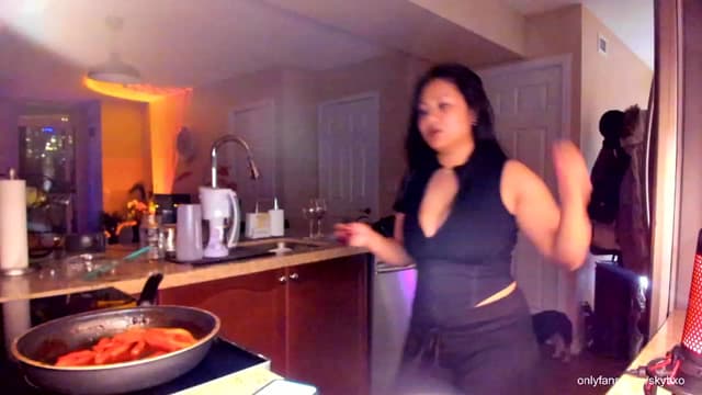 Gallery image thumbnail from SkyB_'s myfreecams stream on, 12/04/2023, 02:48 image 10 of 20