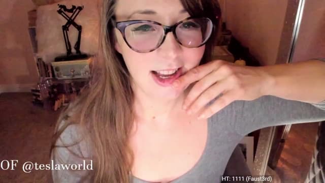 Gallery image thumbnail from Tesla's myfreecams stream on, 11/19/2022, 18:16 image 20 of 20