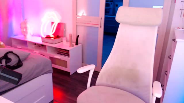 Gallery image thumbnail from V_e_e's myfreecams stream on, 02/07/2023, 20:53 image 19 of 20