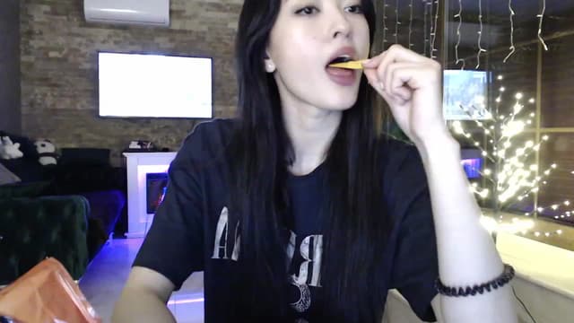 Gallery image thumbnail from Vikki's myfreecams stream on, 01/17/2024, 24:02 image 8 of 20